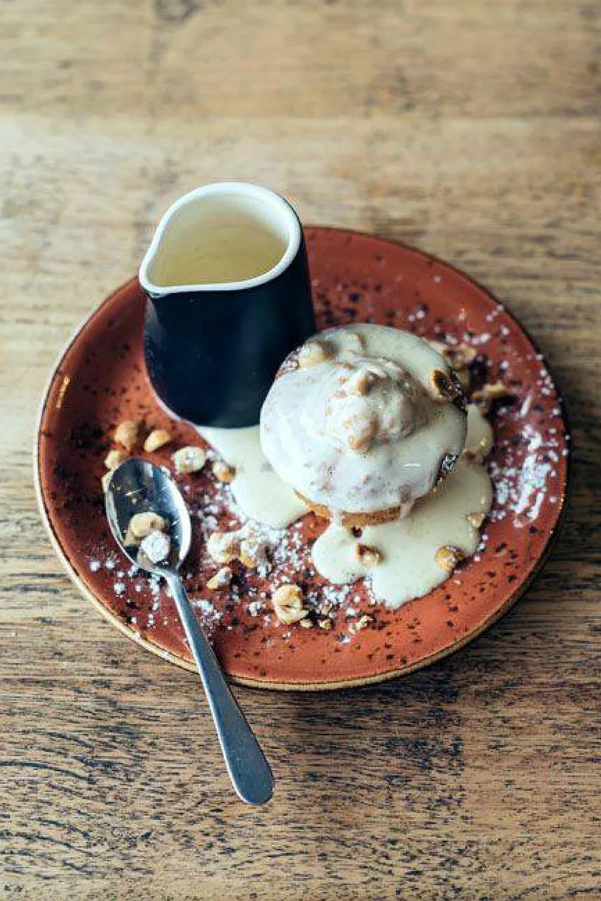 Baked Oatmeal serviert mit Kokosjoghurt und Ahornsirup
