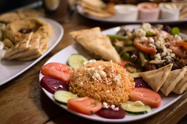 Rote Beete Hummus auf einem Brötchen und mit einer Avocdorose