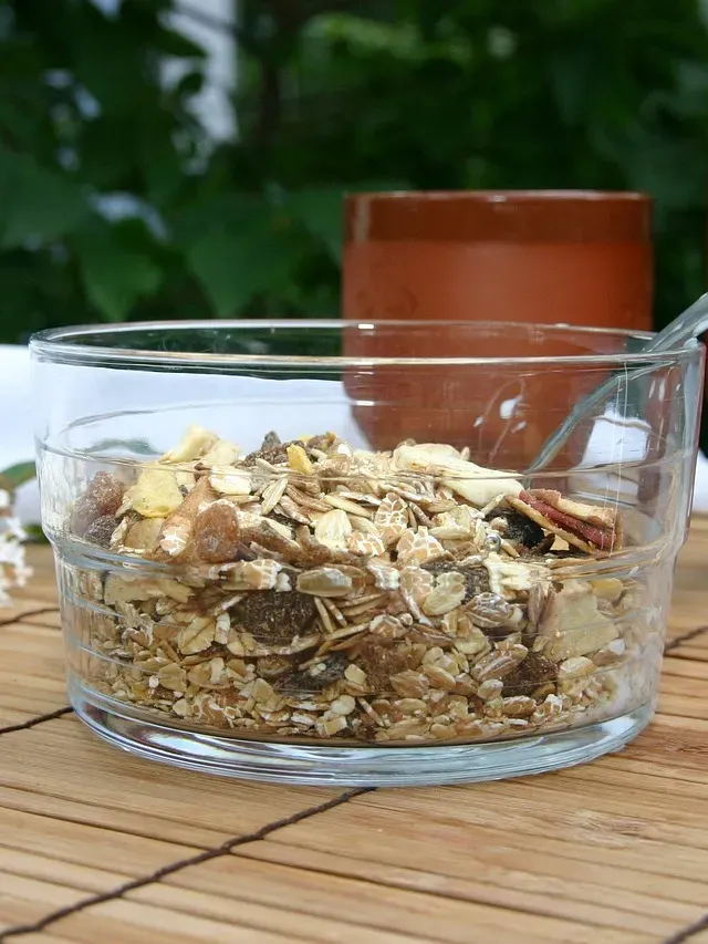 Schoko Baked Oatmeal - vegan, gebacken mit Kirschen. Sehr schokoladig.