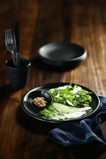gesunde-ernährung-vielfältig-essen Bowl mit Hirse, Lachs und Gemüse. Vielfältig essen ist gesund.