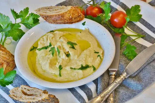 Buddha Bowl mit Hummus, Salat, Gemüse und Kartoffeln