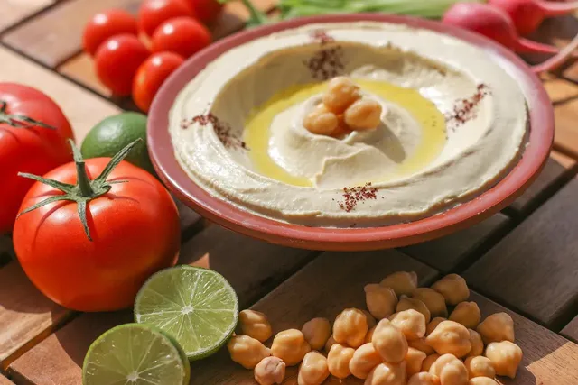Frühstücksbowl mit Hummus, Vollkornbrot, Rucola, gebratenen Chamignons, kleinen Tomaten halbiert, Lachs und einem pochierten Ei. Würde ich immer wieder nehmen. Lecker!