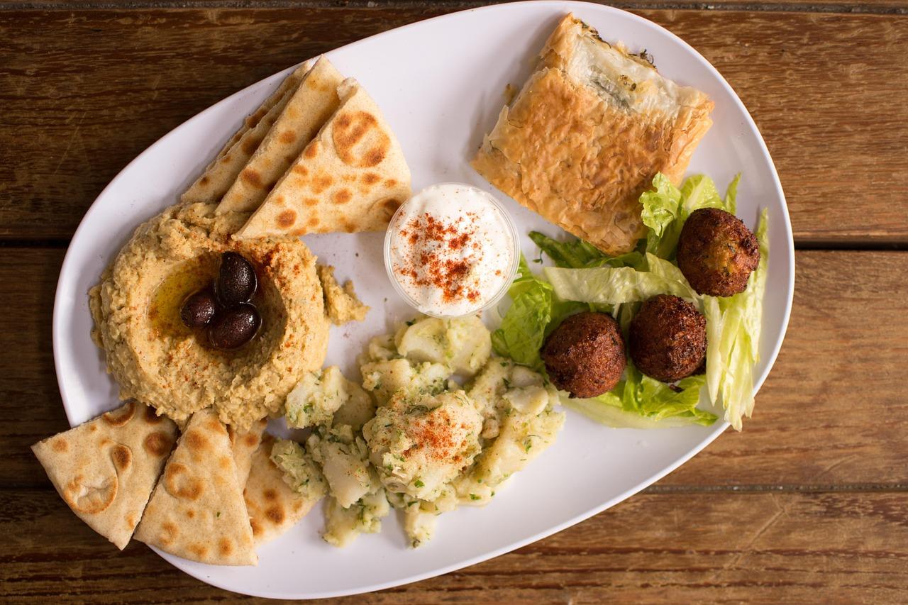Hummus Rezept Nahaufnahme mit Kichererbsen und Petersilie