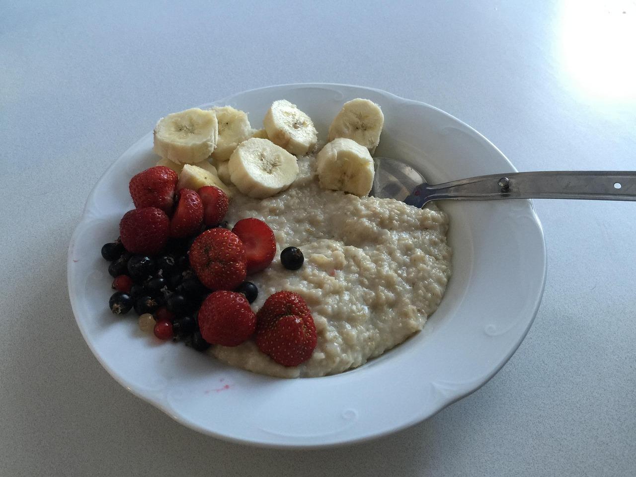 Apfel-Zimt Porridge mit Haselnussmus